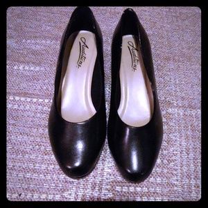 Kitten heel black pumps